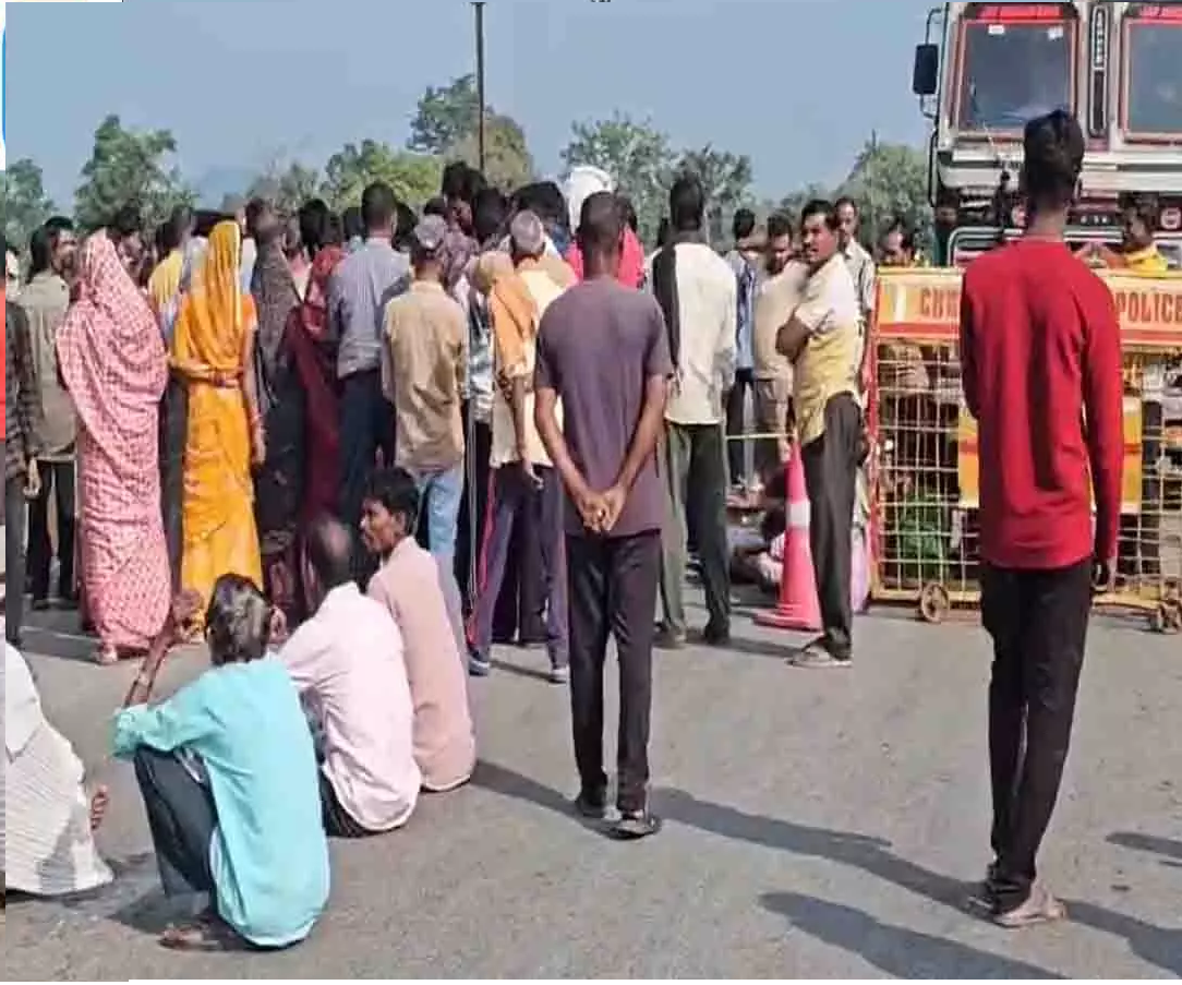 सड़क हादसे में दो की मौत, ग्रामीणों का प्रदर्शन