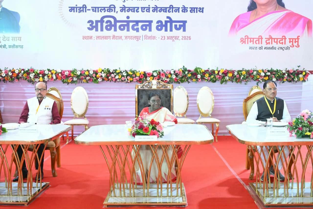 बस्तर के पारंपरिक जननायकों का सम्मान, राष्ट्रपति ने प्रतिनिधियों से किया संवाद