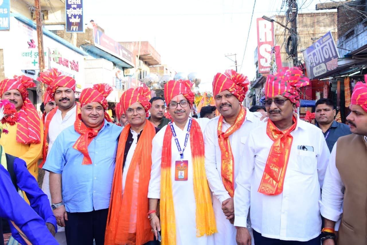 आतिशबाजी से जगमगाया आसमान, रावण दहन देखने उमड़े लोग