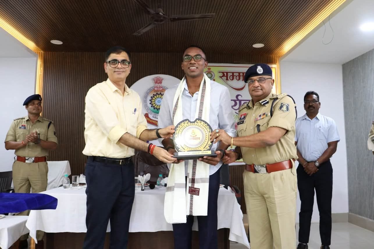 सरगुजा पुलिस ने अनिमेष कुजूर को किया सम्मानित